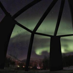 una finestra con vista sull'aurora boreale di North Experience Basecamp a Melen