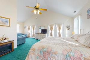 a bedroom with a bed and a ceiling fan at Bayside View in Ocean City