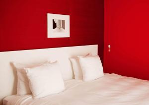 Een bed of bedden in een kamer bij Vesper Hotel