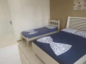 南聖洛倫索的住宿－Apto 02 São Lourenço do Sul，两张单人床,位于带立体关节炎性关节炎性关节炎性关节炎性关节炎的房间