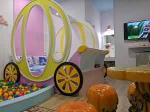 TV o dispositivi per l'intrattenimento presso 墾丁舍廷親子會館 KT13 Hotel