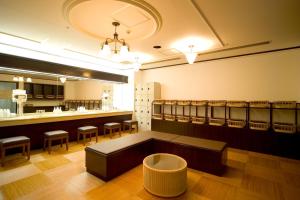 a waiting room with a bar and a waiting roomasteryasteryasteryasteryasteryastery at Kanazawa Hakuchoro Hotel Sanraku -Natural Hot Spring- in Kanazawa