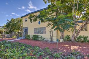 Κήπος έξω από το Sun-Soaked Studio with Pool Access in Lake Worth!