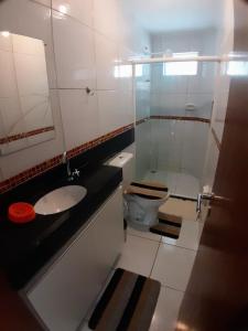 ein Badezimmer mit Waschbecken und Toilette in der Unterkunft Apartamento no Bessa in João Pessoa