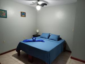 Letto o letti in una camera di Roatan Backpackers' Hostel