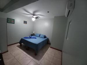 Letto o letti in una camera di Roatan Backpackers' Hostel