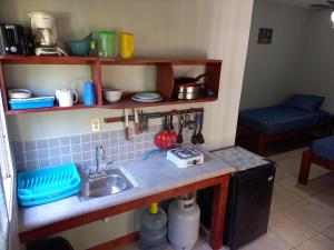 Cucina o angolo cottura di Roatan Backpackers' Hostel