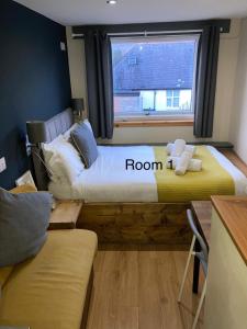 Sutherland mini apartments tesisinde bir odada yatak veya yataklar
