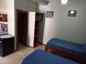 Letto o letti in una camera di Roatan Backpackers' Hostel