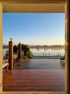 - une vue sur une terrasse avec vue sur l'eau dans l'établissement BaanJergun-บ้านเจอกัน, à Nakhon Phanom