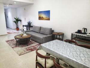 Dubai Apple Apartment tesisinde bir oturma alanı