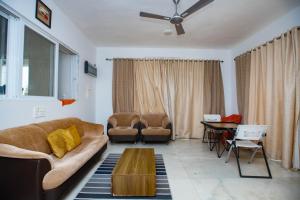 Ruang duduk di Bendre's Holiday Home & Lawns-Karla