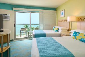 Cette chambre dispose de deux lits et d'un balcon. dans l'établissement Aston Waikiki Circle Hotel, à Honolulu