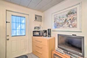 Kuchyň nebo kuchyňský kout v ubytování 6 Mi to Palm Beach Studio with Pool Access!