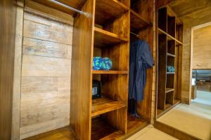 Un vestidor con paredes de madera y estantes de madera. en Rimbun Canggu Villa, en Canggu 35 fotos más