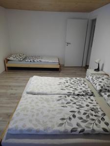 Posteľ alebo postele v izbe v ubytovaní Apartmány PRO LIPNO