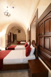 een groep van vier bedden in een kamer bij Urfa Evi Uygulama Oteli in Sanlıurfa