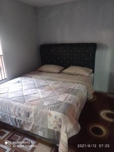 Cama ou camas em um quarto em PinkHomestay Ciwidey