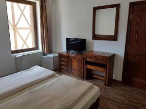 een slaapkamer met 2 bedden en een televisie op een dressoir bij Room in Guest room - Apartment StayInn Granat in Bansko - next to Gondola Lift, perfect for 3 guests in Bansko