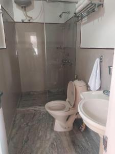 uma casa de banho com um WC e um lavatório em Hotel Clouds End Villa Cottages em Dharamshala