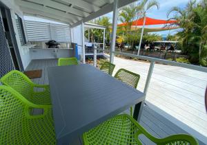 stół i krzesła na werandzie ze stołem i krzesłami w obiekcie Nobby Beach Holiday Village w mieście Gold Coast