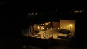 תמונה מהגלריה של Dead Sea Rooftop - גג ים המלח בOvnat
