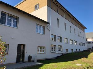 un edificio blanco con muchas ventanas en Zur alten Fabrik en Steinach