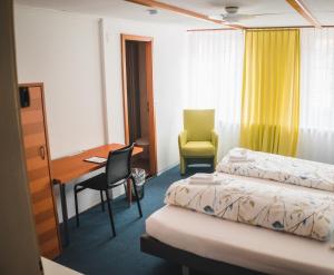 Ein Bett oder Betten in einem Zimmer der Unterkunft Gasthaus Schäfli