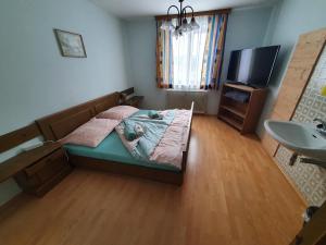 Un pat sau paturi într-o cameră la Haus Schattau