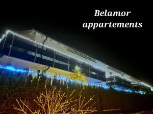 Belamor في سانكت مايكل ايم لونغاو: مبنى امامه اضاءه بالليل