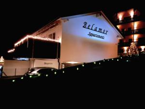 Un camión con luces de Navidad en un lado de un edificio en Belamor, en Sankt Michael im Lungau