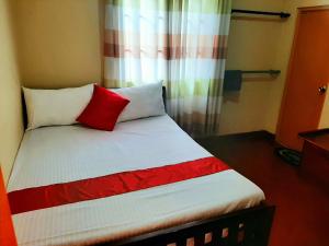 Una cama o camas en una habitación de Kande Gedara Resort (කන්දෙ ගෙදර)