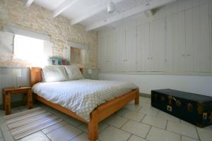 サント・マリー・ド・レにあるLa Maison Balnéaireのベッドルーム1室(大型ベッド1台付)