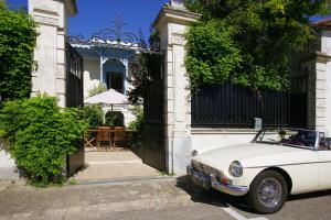 サント・マリー・ド・レにあるLa Maison Balnéaireの家の前に駐車した白車