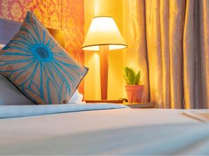 Postel nebo postele na pokoji v ubytování UMET Seaview Hotel with Free Airport Pick up and Drop T&C Apply