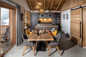 - une salle à manger avec une table et des chaises en bois dans l'établissement Bergsuite Pfaffenebner, à Matrei in Osttirol