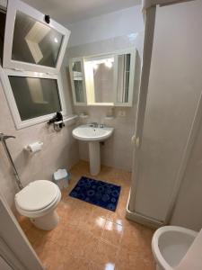 een badkamer met een toilet en een wastafel bij Al civico 6 in Ispica