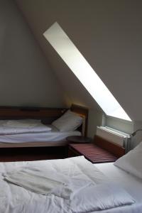 Posteľ alebo postele v izbe v ubytovaní Szent Gellért Hostel + 37 fotografií