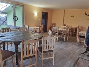 een eetkamer met een tafel en stoelen bij Винарна-Славовица in Kalugerovo