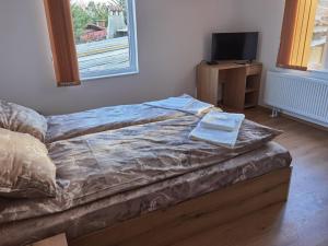 - un lit avec 2 serviettes dans une chambre dans l'établissement Винарна-Славовица, à Kalugerovo