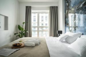 Posteľ alebo postele v izbe v ubytovaní oompH Warsaw Central Luxurious Air-Conditioned Apartment with Balcony