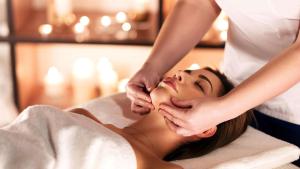 a woman getting a massage from a therapist at Rezydencja Gubałówka in Kościelisko