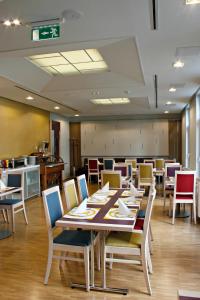 A restaurant or other place to eat at Szent Gellért Hostel