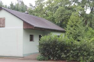 ein weißes Haus mit braunem Dach in der Unterkunft Ferienhaus Gappa in Bad Wilsnack