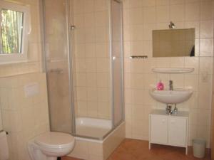 Et badeværelse på Dependance Ferienhäuser am Kastavensee + 92 billeder