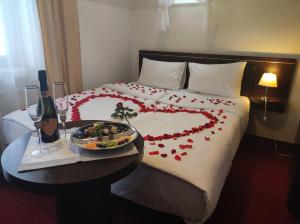 ein Bett mit einem Herz aus roten Rosen in der Unterkunft Willa Halka in Zakopane