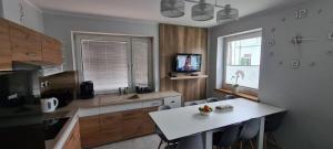 Kuchyňa alebo kuchynka v ubytovaní Apartamenty Promyk Wisełka