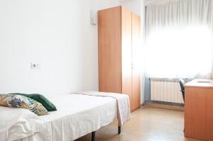 a small room with a bed and a window at Residencia Universitaria Sant Jordi in Tarragona