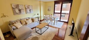 Zdjęcie z galerii obiektu Cozy Yellow Home in Getxo w mieście Getxo