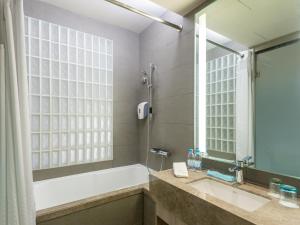 Bilik mandi di Holiday Inn Express Hong Kong Mongkok by IHG